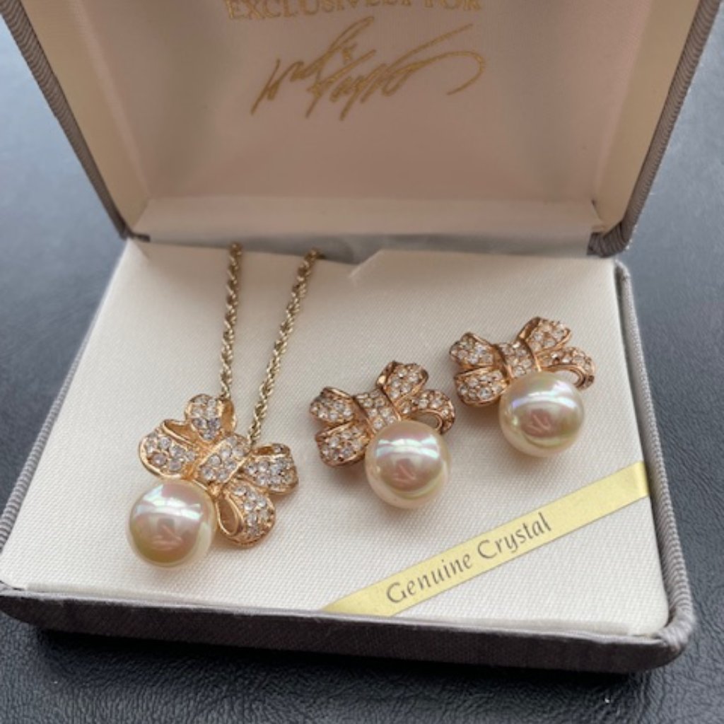 Classic Lord Taylor Necklace And Earrings Set Faux Pearls Genuine Crystals 25$